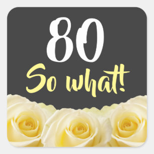 80 so, was Funny Yellow Rose Floral 80. Geburtstag Quadratischer Aufkleber