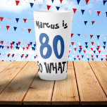 80 So, was lustiges Zitat Moderne 80. Geburtstag Milchtasse<br><div class="desc">80 So,  was Funny Zitat Moderne 80. Geburtstag Latte Tasse. Ich bin 80 Jahre alt und bin ein inspirierendes Zitat,  das perfekt für eine Person mit einem Sinn für Spaß ist. Fügen Sie Ihren Namen hinzu und ändern Sie das Alter.</div>