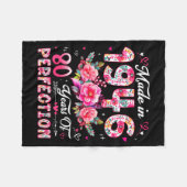 80 Year Old Made In 1946 Floral 80th Birthday Wome Fleecedecke (Vorderseite (Horizontal))