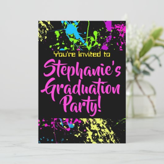 80er 90er-Jahre Moderne Paint Spritzer Graduation  Einladung (Stehend Vorderseite)