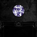 80er Cool Abstrakt | Lila Passionsformen Muster<br><div class="desc">#abstractart Chic stilvolle moderne geometrische abstrakte Pop-Kunst in einer lustigen ultra-violetten lila Liebhaberpalette feiert die 1990er und 1980er Jahre mit total phantastischen Retro-Grafiken. Der zufällige Memphis-Stil der 80er und 90er Jahre beinhaltete nahtlose Zickzackmuster und Dreiecksformen in hellen Pastellfarben. Für andere Farben oder passende Produkte, besuchen Sie JustFharryn @ Zazzle.com oder...</div>