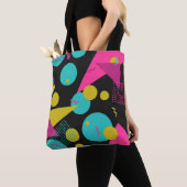 80er geometrisches nahtloses Muster mit Memphiselm Tasche (Von Nahem)