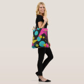 80er geometrisches nahtloses Muster mit Memphiselm Tasche (Am Model)