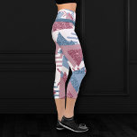 80er Lunar Abstrakt | Dusty Mauve Pink und Blau Capri Leggings<br><div class="desc">Weich kokette weibliche staubige Schieferblau, violett und rosa Rose in einer geometrischen Memphis-abstrakten Pop-Art nahtlosen Muster feiert die völlig phantastischen 1990er und 1980er Jahre des Exzesses und Konsumerismus mit Retro-Grafik. Der zeitgenössische Stil des 80ers und der 90er Jahre umfasste Zickzack- und Dreiecksformen in Mode, Innenarchitektur und Architektur. Für andere Farben...</div>