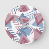 80er Lunar Abstrakt | Dusty Mauve Pink und Blau Runde Wanduhr (Vorderseite)