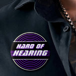 80er-Musik Lila Vinyl-Schallplatte Button<br><div class="desc">Ein weiteres Button von JessicaAmber - gefragt über Sonderanfertigungen! Dieses anpassbare runde Abzeichen enthält den Slogan 'Hard of Hearing' in einem zoomenden sci-fi-Schriftart. Das lila und schwarze Design verwendet zirkuläre Linien, um einen Schallplatten-Rekord zu erzeugen. Sie können den Text nach Bedarf bearbeiten. Ein tolles Geschenk für Audiophiles und Musiker, die...</div>