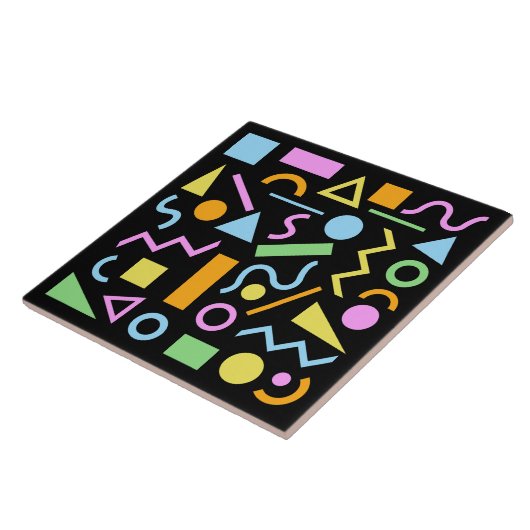 80er Style Shape Patternfarbe auf schwarz Fliese (Seite)