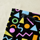 80er Style Shape Rpt Patternfarbe auf schwarz Strandtuch (Beispiel)