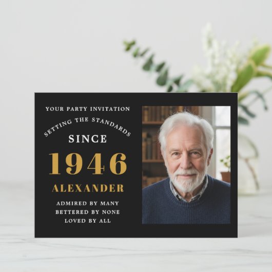 80th Birthday 1946 Black Gold Personalized Photo Einladung (Stehend Vorderseite)