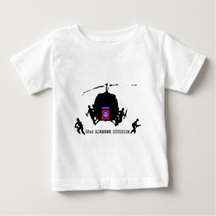 82. IM FLUGZEUG ABTEILUNG BABY T-SHIRT