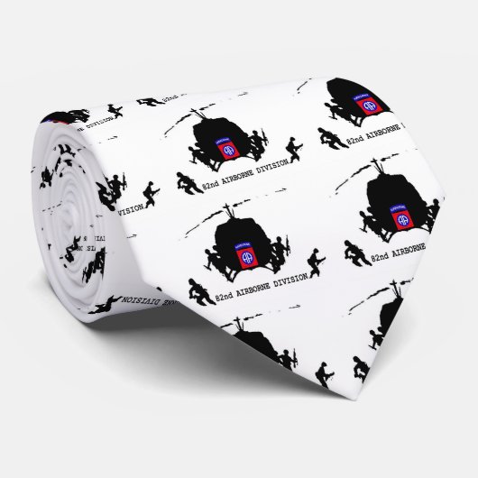 82. IM FLUGZEUG ABTEILUNG KRAWATTE (Gerollt)