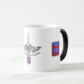 82. Im Flugzeug Division Combat Veteran Phantastis Verwandlungstasse (VorderseiteRechts)