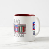 82. Im Flugzeug Division Iraq Veteran Zweifarbige Tasse (VorderseiteRechts)
