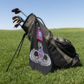 82. Im Flugzeug Division Silver Skull Jump Wings Golfhandtuch (Gras)