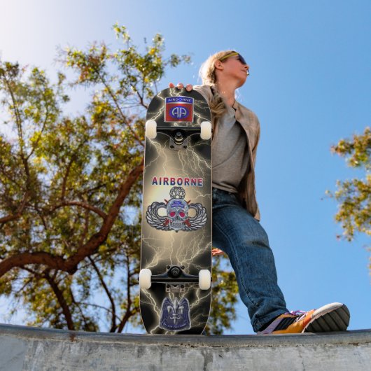 82. Im Flugzeug Division Skateboard (Außen 1)
