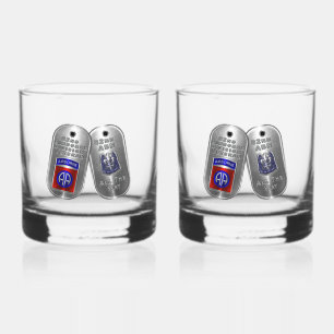 82. Im Flugzeug Division Whiskyglas