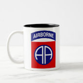 82. Im Flugzeug Division Zweifarbige Tasse (Links)