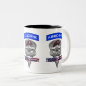 82. Im Flugzeug Division Zweifarbige Tasse (VorderseiteRechts)