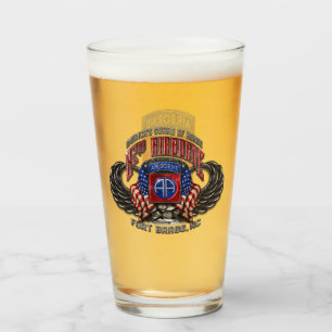 82. Im Flugzeug Fort Bragg 16 oz Pint Glas