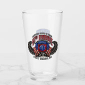 82. Im Flugzeug Fort Bragg 16 oz Pint Glas (Vorderseite)