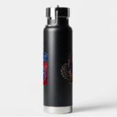 82. Im Flugzeug Fort Liberty Black 25 oz Flasche (rechts)
