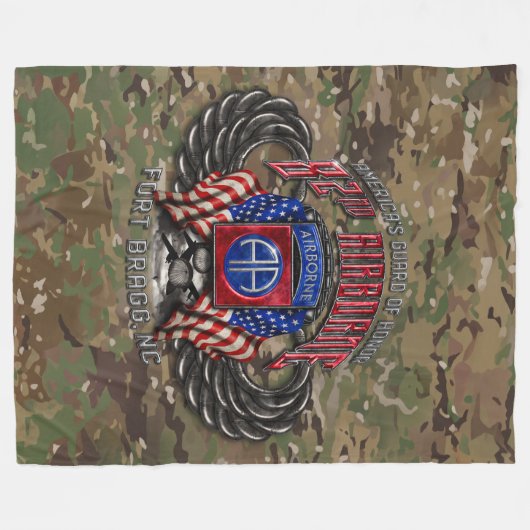 82. Im Flugzeug Ft. Bragg-Camouflage Fleecedecke (Vorderseite (Horizontal))