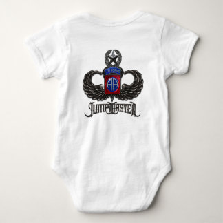 82. Im Flugzeug Jumpmaster Baby Strampler