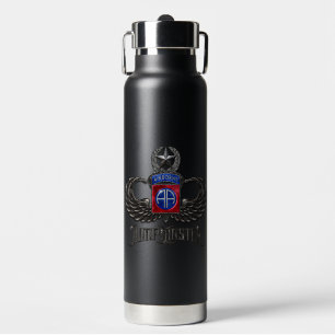 82. Im Flugzeug Jumpmaster Black 25 oz Flasche