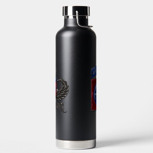 82. Im Flugzeug Jumpmaster Black 32 oz Flasche (links)