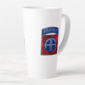 82. Im Flugzeug Jumpmaster White Latte Tasse (Rechte Ecke)