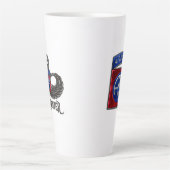 82. Im Flugzeug Jumpmaster White Latte Tasse (Vorderseite)
