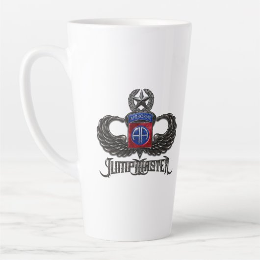 82. Im Flugzeug Jumpmaster White Latte Tasse (Links)