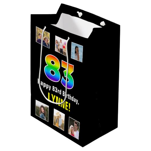 83. Geburtstag: Regenbogen "83", benutzerdefiniert Mittlere Geschenktüte (Vorderseite Schrägansicht)