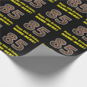 85. Geburtstag: Name & Imitate Holzkörnchen Muster Geschenkpapier (Ecke)