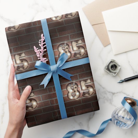 85. Geburtstagslichter auf Backstein Geschenkpapier (Schenken)