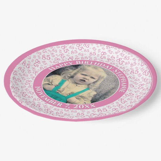 85 Ihr Foto Random Number Pattern Rosa/Weiß Pappteller (Schrägansicht)