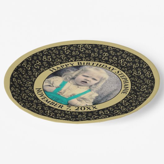 85 Ihr Foto Zufallszahlenmuster Schwarz/Gold Pappteller (Schrägansicht)