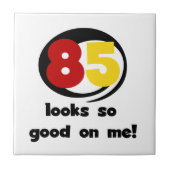 85 sieht so gut aus wie mir Tshirts und Geschenke Fliese (Vorderseite)