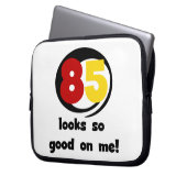 85 sieht so gut aus wie mir Tshirts und Geschenke Laptopschutzhülle (Vorderseite Links)