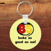 85 sieht so gut aus wie mir Tshirts und Geschenke Schlüsselanhänger (Vorderseite)