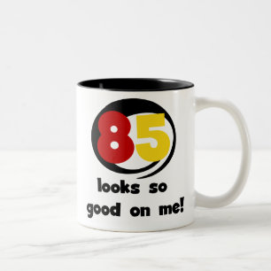 85 sieht so gut aus wie mir Tshirts und Geschenke Zweifarbige Tasse