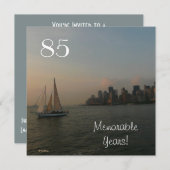 85 unvergessliche Jahre/Geburtstagsfeier-Männchen Einladung (Vorne/Hinten)