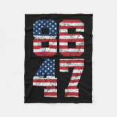 8647 Anti Trump 86 47 Retro Anti-Trump US Flag Pre Fleecedecke (Vorderseite)