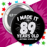 89 Jahre alt Sarcastic Meme Funny 89. Geburtstag Button<br><div class="desc">Dieses witzige 89. Geburtstagsdesign macht einen sarkastischen Spaß-Witz oder ein Novum-Gag für ein 89-jähriges Geburtstagsthema oder überraschend 89. Geburtstagsparty! Das "I made it to 89 Years Old.. Nothing Scares Me" lustige 89. Geburtstagsmeme,  die viel Lachen von Familie,  Freunden,  Party und dem Geburtstagsgeschenk von Typ oder Mädchen bekommen wird!</div>