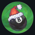 8 Ball Christmas Green Runder Aufkleber<br><div class="desc">Acht Weihnachtsschmuck,  Geschenke und lustige Dekorationen zeichnen unsere originale 8-Ball-Kunst aus,  die für die Ferien perfekt vorbereitet wurde. Dieser lustige Urlaub dekorierte Schwimmball ist perfekt für alle,  die Lieben spielen und dekorieren für die Ferien. Viel Spaß und frohe Weihnachten. Es macht Spaß und Spiele im ITD Sportzentrum</div>