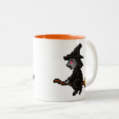 8-Bit Retro-Hexe Zweifarbige Tasse (VorderseiteRechts)