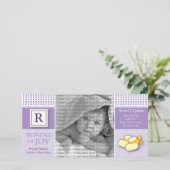 8x4 Lila Gingham Mit Monogramm Geburtserklärung Ankündigung (Stehend Vorderseite)