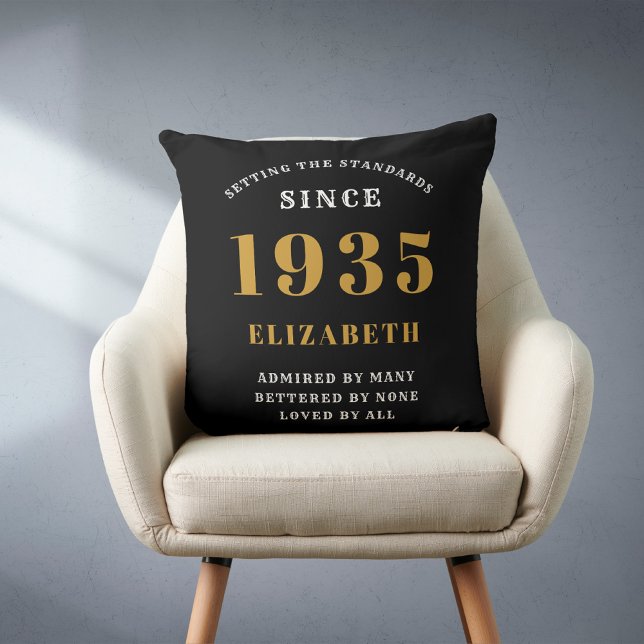 90. Geburtstag 1935 Personalisierte Black Gold Lad Kissen (Personalized 90 birthday throw pillow on a chair.)
