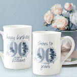 90. Geburtstag auf 90 Jahre Blumennummer Porzellantasse<br><div class="desc">90. Geburtstagsfeier, mit vollständig bearbeitbaren Formulierungen, um nach Ihren Wünschen zu personalisieren, wie zum Beispiel "Happy Geburtday [Name]" und/oder "Juers to 90 years". Das Design der Nr. 90 ist mit Rose, Blüten der Blume und Blättern in den Farben Küstenblau und Sand dekoriert. Feines feminines und elegantes Design mit floralen Wasserfarben,...</div>