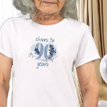 90. Geburtstag auf 90 Jahre Blumennummer T-Shirt<br><div class="desc">90. Geburtstag T - Shirt, die Lektion der Beifall bis 90 Jahre oder Sie sind willkommen, die Formulierung zu bearbeiten, um personalisieren, wie Sie möchten. Das Design der Nr. 90 ist mit Rose, Blüten der Blume und Blättern in den Farben Küstenblau und Sand dekoriert. Feines feminines und elegantes Design mit...</div>